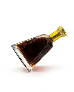 <span class=keywords><strong>Bouteille</strong></span> à liqueur en verre personnalisable et en gros, <span class=keywords><strong>bouteille</strong></span> transparente de haute qualité à coupe diamantée en forme de pyramide avec bouchon, 700 ml - Product Image 4