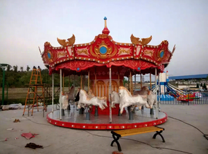 Manège de chevaux pour enfants dans un parc d'attractions, jeux mécaniques, carrousel - Product Image 2