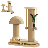 Griffoir vertical pour chat en gros avec deux poteaux, pistes à balles superposées, balles suspendues et plume interactive pour jeu en intérieur