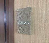 Plaque de numéro de porte personnalisée en acier inoxydable éclairée par LED avec braille pour chambre d'hôtel de luxe et appartement