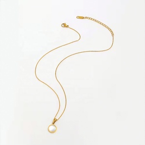 Collier en acier inoxydable plaqué or 18 carats avec pendentif rond élégant en forme de coquillage, bijoux fantaisie personnalisés, vente en gros - Product Image 3