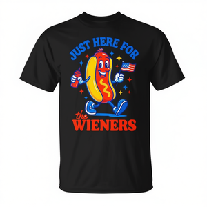 Camiseta Just Here For The Wieners del 4 de julio con diseño de hot dog - Product Image 2