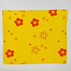 Rollo de Toallitas de Limpieza Perforadas con <span class=keywords><strong>Fondo</strong></span> Amarillo y Diseño Floral Rojo - Product Image 5