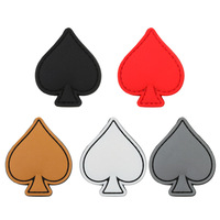 En stock: Parche de PVC con diseño de cartas de juego (Picas y Ases), negro y rojo, luminoso 3D, de goma suave, con reverso de gancho y bucle, insignia de moral personalizable