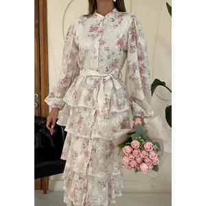 Elegante Vestido de Noche de Gasa Floral con Capas, Corte A, Cintura Imperio y Manga Larga Transparente - Product Image 2