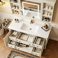 Meubles-lavabos de salle de bain classiques en bois blanc cassé avec miroir encadré et vasque intégrée pour projets hôteliers, usine OEM ODM