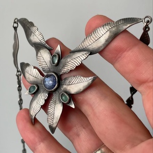 สร้อยคอเซราฟิมงานฝีมือจากทองแดง แทนซาไนต์ และอะพาไทต์ - ชิ้นงานที่ไม่เหมือนใคร - สร้อยคอรูปดอกกล้วยไม้ - Product Image 5