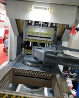 La máquina de moldeo presenta un bajo costo y un tamaño compacto, ideal para piezas fundidas con poca o ninguna núcleo de arena.
