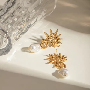 Boucles d'oreilles créoles spirales en acier inoxydable plaqué or 18 carats avec perle irrégulière en forme de cheval de mer, bijoux de mode personnalisés pour femmes - Product Image 2