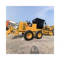 Niveleuse sur pneus CAT 140K à prix avantageux, faible nombre d'heures de travail, haute performance, en vente.