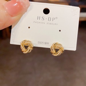 Exquisito verano nuevo diseño pendientes de moda para mujer alta calidad diamantes de imitación perla envuelto triángulo Stud para regalo - Product Image 5