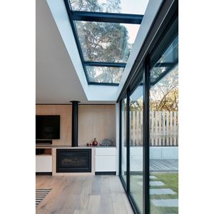 Villa moderna con estructura de hormigón, resistente a vientos de más de 121 mph, ideal para la vida costera. - Product Image 5