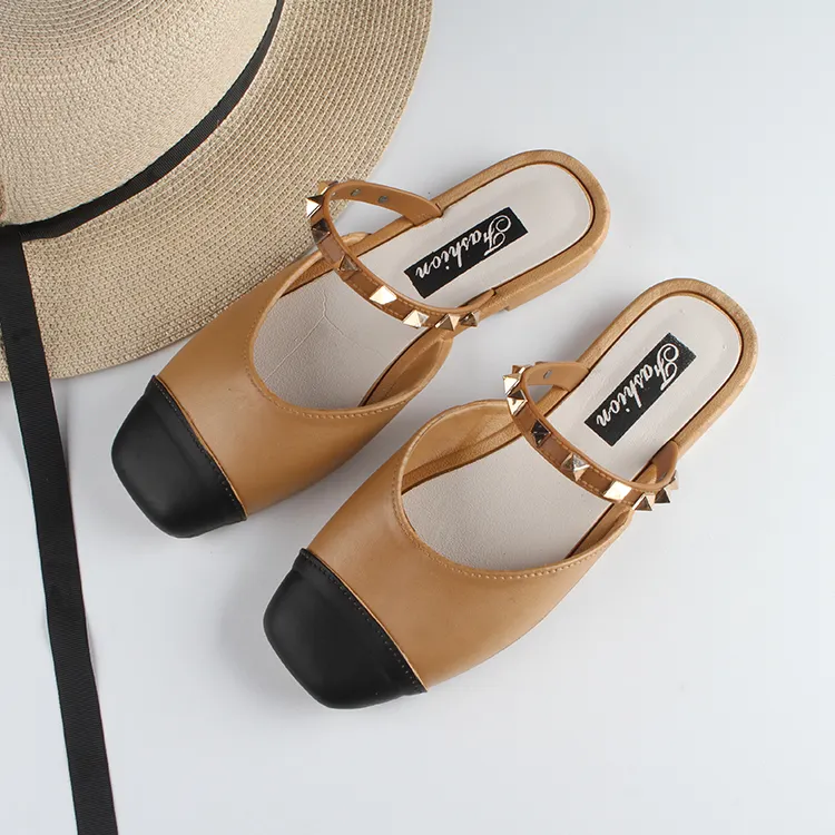 2022 여름 패션 새로운 여성의 Baotou 슬리퍼 색상 일치하는 리벳 플랫 샌들 레저 세미 트레일러 야외 신발