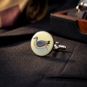 Boutons de manchette en laiton avec motif d'oiseau émaillé peint à la main, finition argentée, style vintage, pour occasions formelles, mariage, anniversaire et cadeau - Product Image 4