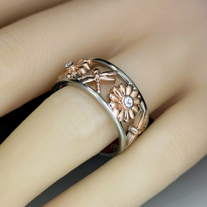 Anello Bicolore con Libellula e Motivi Floreali per Donne, Anello da Dito Creativo e alla Moda - Product Image 2