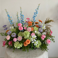 Composition florale populaire pour mariage, roses et hortensias artificiels, chemin de table blanc et rose pour la décoration d'événements et de fêtes