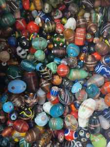 Perles en verre soufflé à la main assorties en boîte, motifs multicolores pour la fabrication de bijoux, projets d'artisanat et magasins de perles - Product Image 4