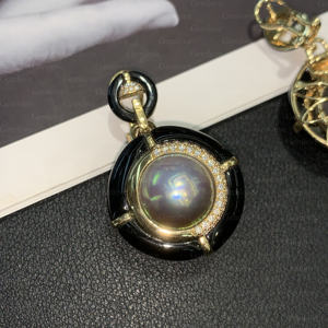 Boucles d'oreilles pendantes de luxe vintage en or 9 carats avec perles Mabe, émail noir et diamants - Product Image 4