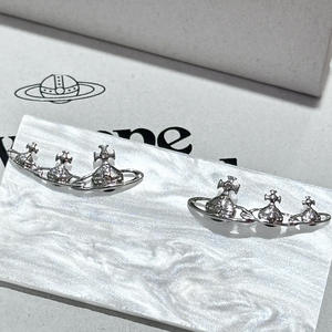 Boucles d'oreilles clous Saturne à trois rangs Empress Dowager Vivienne Punk en or rose et argent, design élégant et tendance - Product Image 1