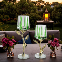 Nouveau design moderne en alliage de zinc transparent en forme de gobelet vert Bougeoir à fleurs dorées Récipient unique de décoration en verre pour la maison