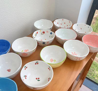 Ensemble de bols et d'assiettes en céramique irréguliers peints à la main, style minimaliste moderne chinois, de grande valeur, pour salade, fruits, collations, desserts
