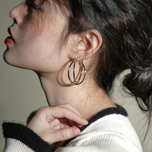 Pendientes de aro doble dorados, apilados para un estilo lujoso, líneas únicas y textura moderna. - Product Image 3