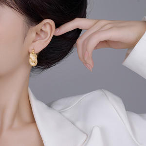 Boucles <span class=keywords><strong>d</strong></span>'oreilles de mode féminine de luxe torsadées de pâte <span class=keywords><strong>frite</strong></span> évidées avec des lignes de tempérament élégantes en zircon de haut niveau - Product Image 5