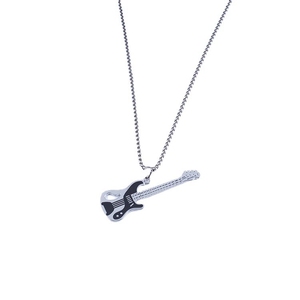 Collier pendentif guitare électrique, émail coloré, acier inoxydable, pour les amateurs de musique - Product Image 1