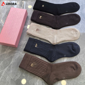 5 paires de chaussettes mi-mollet avec logo sur le revers, design décontracté et tendance, matériau épais de haute qualité pour les entraînements hivernaux - Product Image 3