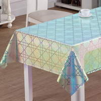Nappe en PVC irisé RNPT avec de petites brindilles florales, éclat arc-en-ciel pastel et surface facile à nettoyer pour la salle à manger