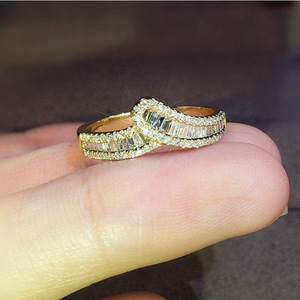 Anello di Fidanzamento Classico da Donna Q663 con Diamante Taglio Baguette Naturale e Fascia in Oro 14K - Product Image 2