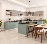 Armoires de cuisine bicolores, vert sauge et gris, armoire de cuisine modulaire en forme de U avec comptoir en quartz noir