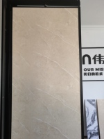 Panneaux muraux de salle de bain en PVC imitation marbre au design moderne, durables et résistants à l'humidité pour la décoration de la salle de bain
