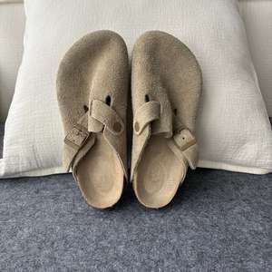 รองเท้าแตะแบบสวม ดีไซน์เนอร์ คุณภาพสูง หนังแท้ สไตล์แฟชั่น สำหรับฤดูร้อน เหมาะสำหรับชายและหญิง ใส่สบาย เหมาะกับชายหาด - Product Image 3