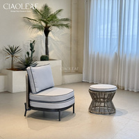 Chaise d'extérieur moderne avec coussin rond et dossier tressé pour jardin, terrasse et balcon