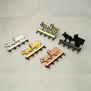 Porte-clés mural en métal rustique avec design chariot de bœuf, style antique, en argent, or, bronze, noir, pour décoration intérieure - Product Image 1