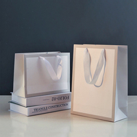 Sacs cadeaux de luxe noirs en feuille d'or avec logo personnalisé respectueux de l'environnement sacs à provisions sacs en papier carton