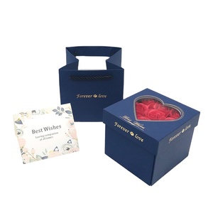 <span class=keywords><strong>Cadeau</strong></span> d'anniversaire, <span class=keywords><strong>cadeau</strong></span> de fête des mères, élégante boîte à fleurs carrée de 9 roses avec sac à main et <span class=keywords><strong>carte</strong></span> de vœux - Product Image 1