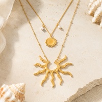 Collar SUMMLY con Colgante de Sol en Capas, Estilo Bohemio, Cadena de Acero Inoxidable con Baño de Oro PVD de 18K, Diseño de Rayos de Sol y Perlas, Apilable, para Mujer, Ideal para Vacaciones