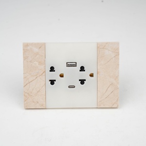 Interruptor de Pared Estándar Estadounidense, Enchufe de Dos Tonos en Contraste, Acabado Dorado Champán, Línea Delgada, KLASS Luxury Home Sourcing - Product Image 6