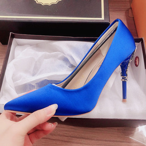 Chaussures à talons pour femme, élégantes, à talon aiguille, avec détails métalliques dorés, nouvelle collection de créateur - Product Image 5