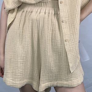 ชุดเซ็ตสองชิ้น เสื้อเปิดไหล่สีพื้นแฟชั่นใหม่สำหรับผู้หญิง OEM พร้อมกางเกงขาสั้นหลวมสบายๆ สไตล์ลำลอง - Product Image 4