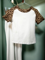Set Pakaian Wanita 2 Potong Lengan Pendek Raglan Motif Leopard Trendi Celana Bahan Katun Spandex Santai untuk Musim Gugur dengan Logo Kustom