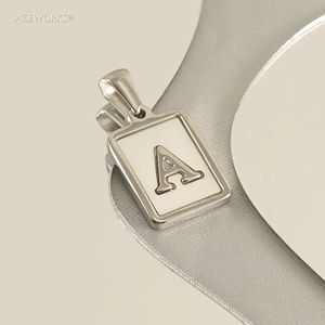 Colgante Rectangular con Inicial de Madreperla |   Charm de Letra del Alfabeto con Concha Natural, Chapado en Oro PVD de 18K, en Acero Inoxidable - Product Image 4