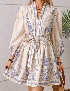 महिलाओं के लालटेन आस्तीन बंधे वी-गर्दन की पोशाक - Product Image 3