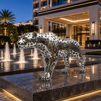 Sculpture sur mesure de panthère réfléchissante en acier inoxydable, design artistique découpé au laser, plaqué argent, statue de mascotte animale d'extérieur