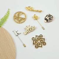 Broche personnalisée en alliage doré avec nom et lettre, logo personnalisé, accessoire de mode pour vêtements et hijab, fabriqué en Chine