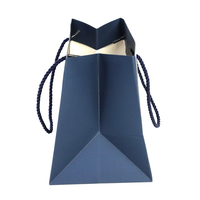 Sac cadeau en papier kraft pour chaussures avec logo personnalisé par estampage à chaud et sérigraphie, poignée en ruban, jetable