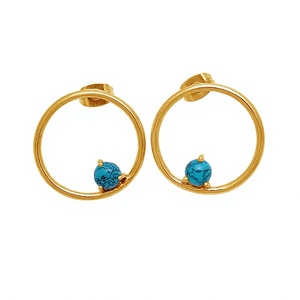 Vente en gros de boucles d'oreilles en argent sterling 925, forme turquoise, perle d'eau douce, plaqué or, bijoux tendance, cadeau pour femmes, mariages - Product Image 1