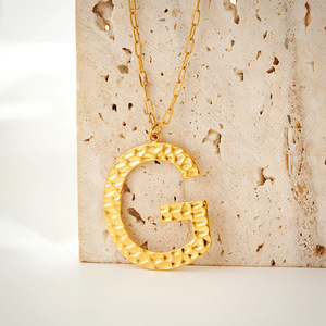 Joyería de Hip Hop, colgante de letra inicial de gran tamaño, collar de acero inoxidable, COLLAR COLGANTE de alfabeto con textura martillada Vintage - Product Image 3